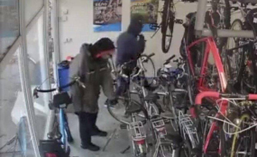 Избили и связали продавца: в Киеве ограбили велопрокат (видео)