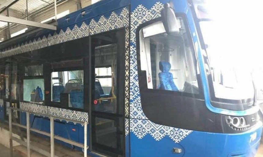 В Киеве вандал разбил стекло скоростного трамвая (фото)