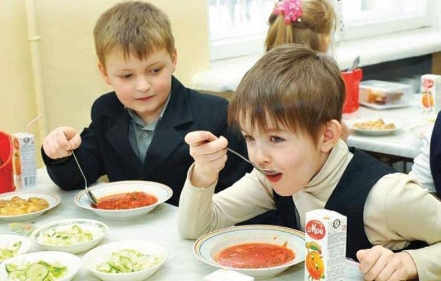 Украинских школьников могут оставить без бесплатных обедов
