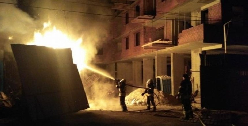 У центрі Києва невідомі розтрощили та спалили будмайданчик (фото)