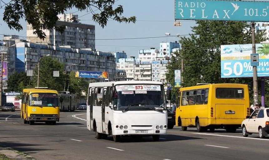 В Киеве маршрутка задымилась на ходу (видео)
