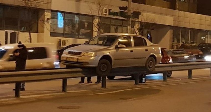 Испытания монорельса: в Киеве автомобиль попал в необычное ДТП (фото)