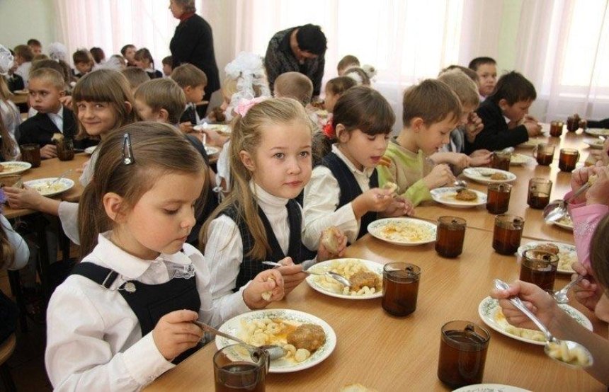 Фалафель та мінестроне: київських школярів годуватимуть по-новому