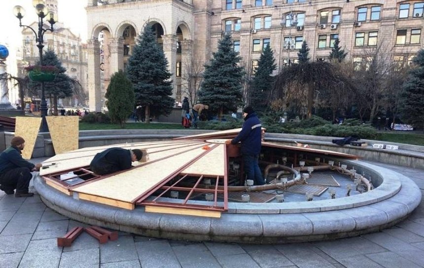 На Майдане закрыли фонтаны (фото)