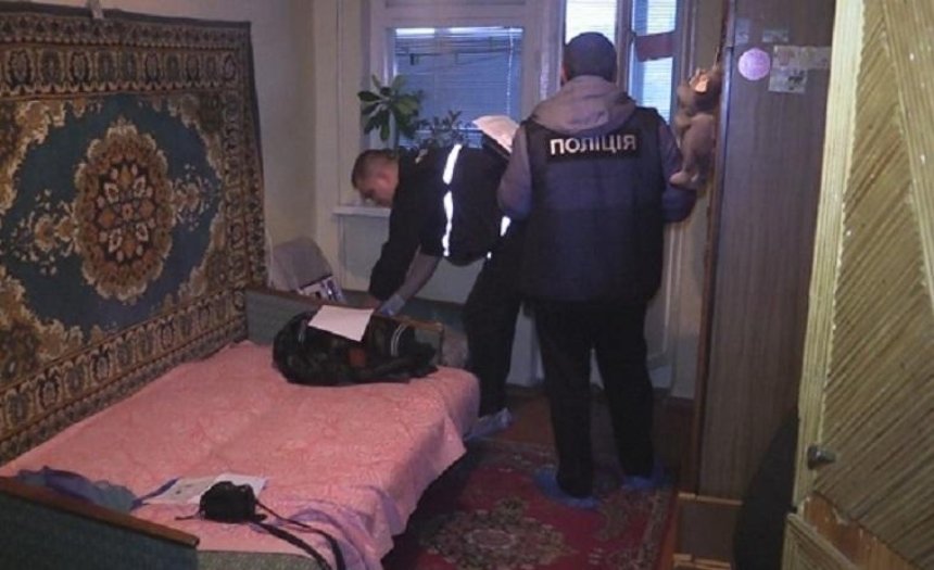 В Киеве нашли подростка с ножом в груди (фото)
