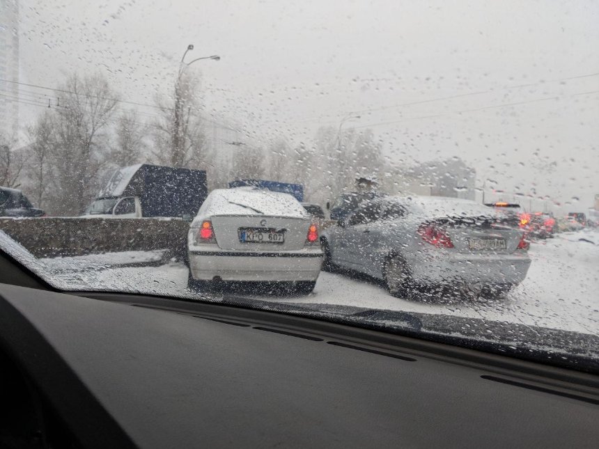 Первый снег в Киеве: десятки ДТП, пробки на дорогах, перебои в работе транспорта (фото, видео)