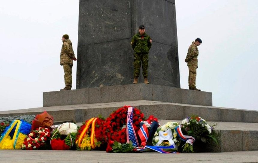 В парке Славы иностранные послы почтили память погибших в Первой мировой войне (фото)