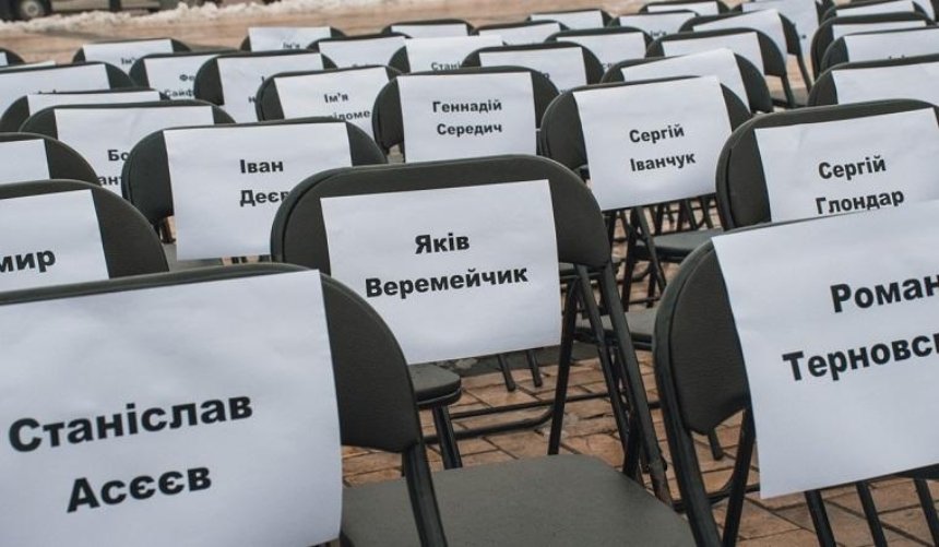 На Михайлівській площі поставили 70 порожніх стільців (фото, відео)