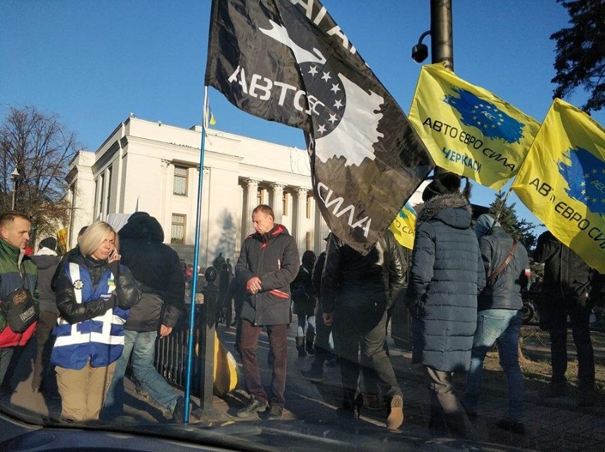 Владельцы авто на еврономерах частично перекрыли центр Киева (фото, видео)