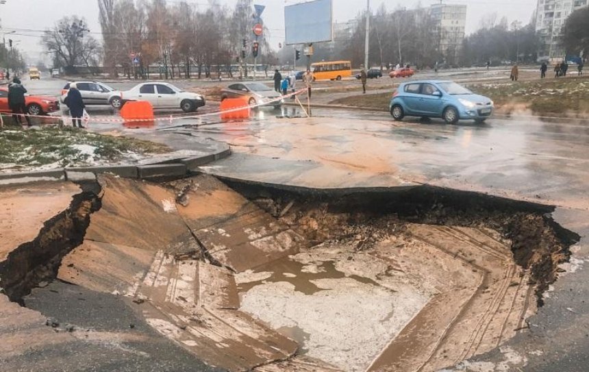 На улице Семьи Сосниных появилась огромная яма (фото)