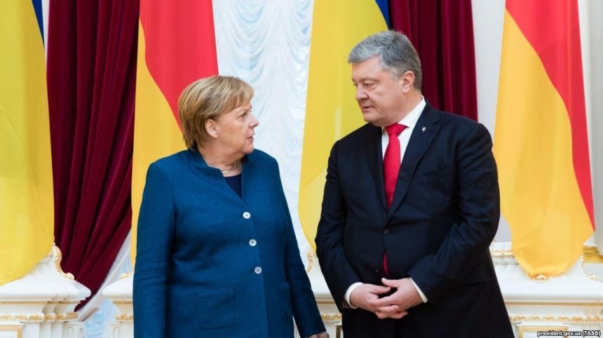 «Вітаю, воїни!»: Ангела Меркель зустрілася з президентом та привітала українських військових (відео)