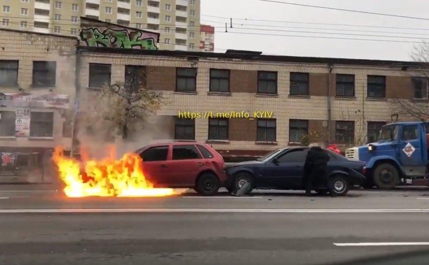 На проспекте Лобановского вспыхнула машина (видео)