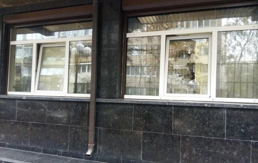 Мужчина кидал камни в окна Генпрокуратуры (фото)