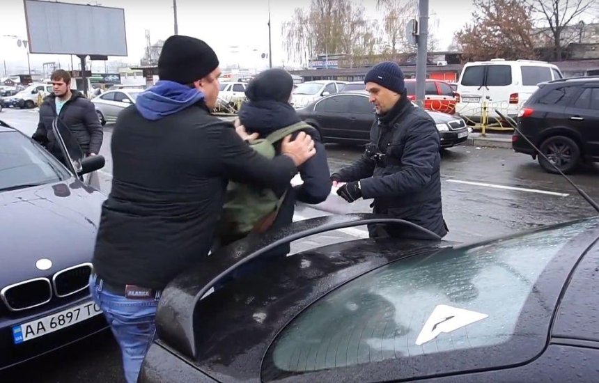 Бійка та лайки: активісти влаштували рейд проти автохамів біля станції «Почайна» (відео)