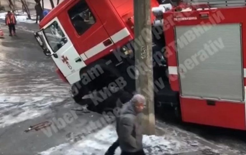 В Шевченковском районе пожарная машина провалилась в яму (видео)