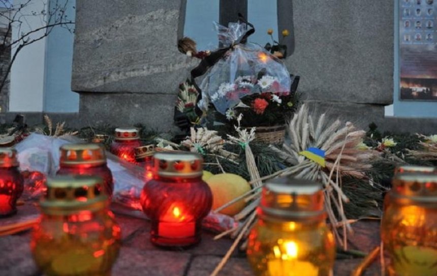 На Михайловской площади прошла акция «Свеча памяти» (фото)