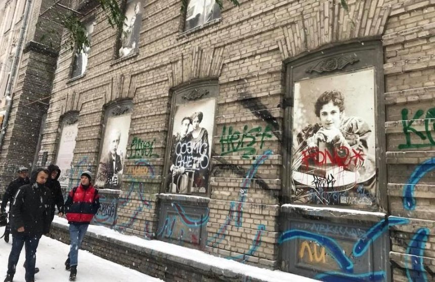 Вандалы испортили ретрофото на историческом здании в центре Киева (фото)