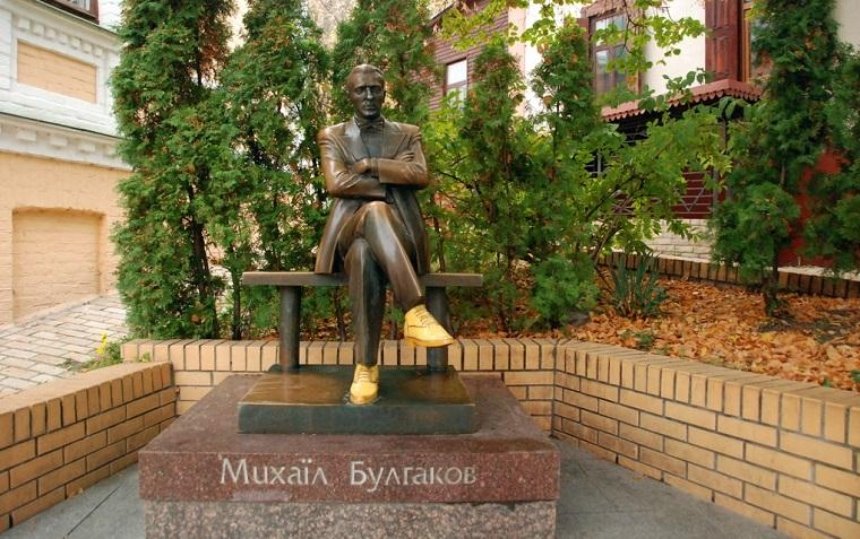 Памятник Михаилу Булгакову обули в яркие желтые ботинки 