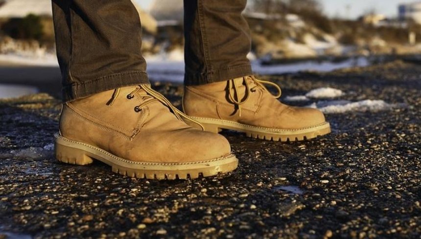 Киевляне смогут сдать старую зимнюю обувь для бездомных