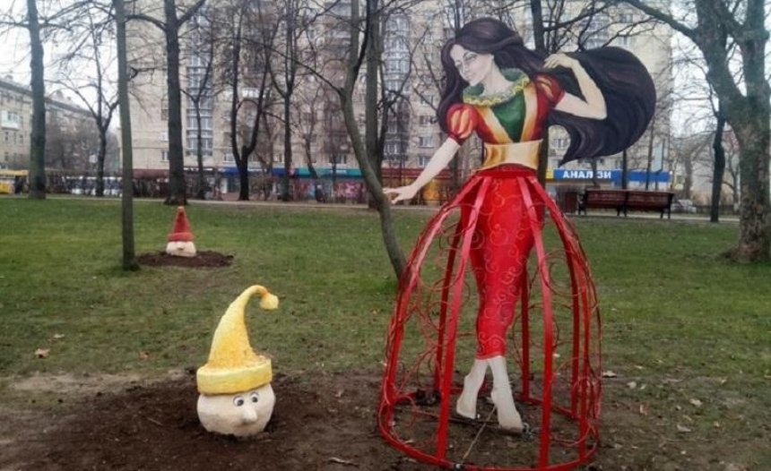 В Куреневском парке установили Белоснежку и головы гномов (фото)