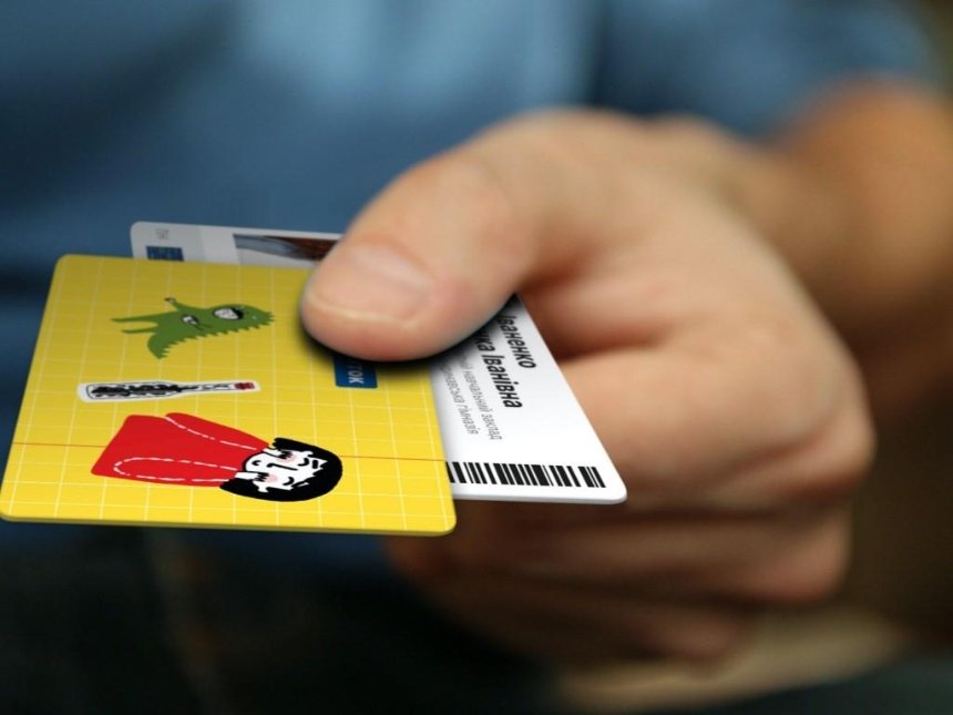 В Киеве представили новый дизайн электронных ученических билетов (фото)