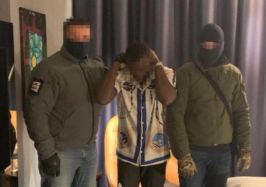 В Киеве задержали фальшивомонетчика из Центральной Африки (фото)