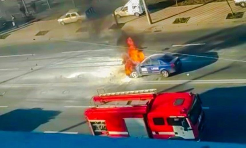 В Соломенском районе загорелось такси Uber (фото, видео)