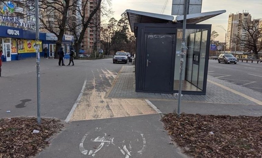 Возле «Житомирской» остановка захватила часть велодорожки