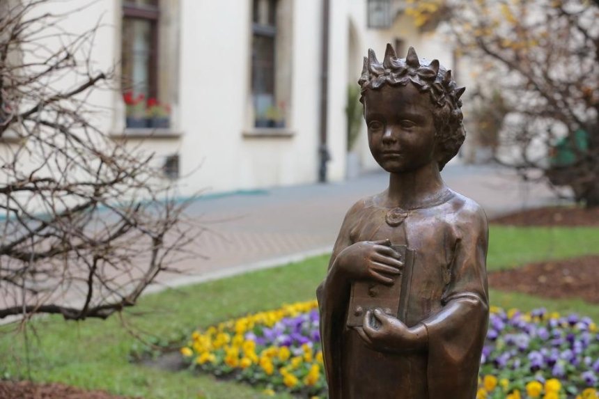 В Кракове установили памятник Анне Киевской (фото)