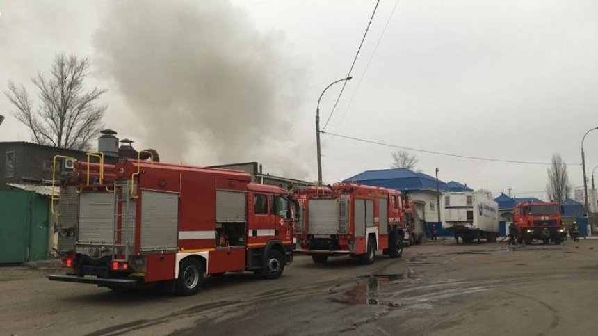 В складах на Русановских садах произошел пожар (видео)