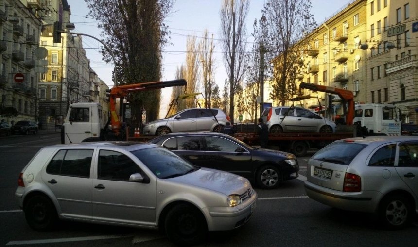 В центре Киева массово эвакуировали автомобили (фото)