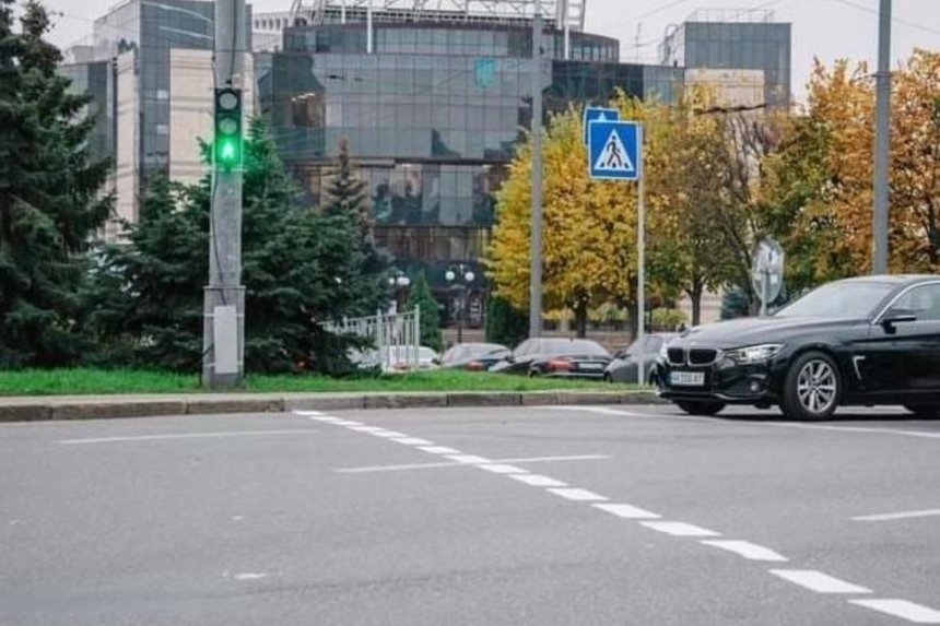 Возле McDonald’s на Севастопольской площади обустроили регулируемый пешеходный переход