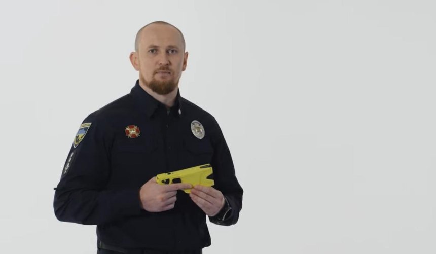 Глава патрульной полиции испытал на себе электрошокер, который закупили для правоохранителей