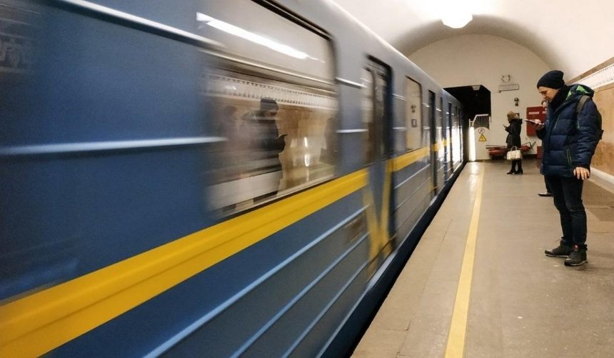 На синей ветке киевского метро начал курсировать поезд Музея науки