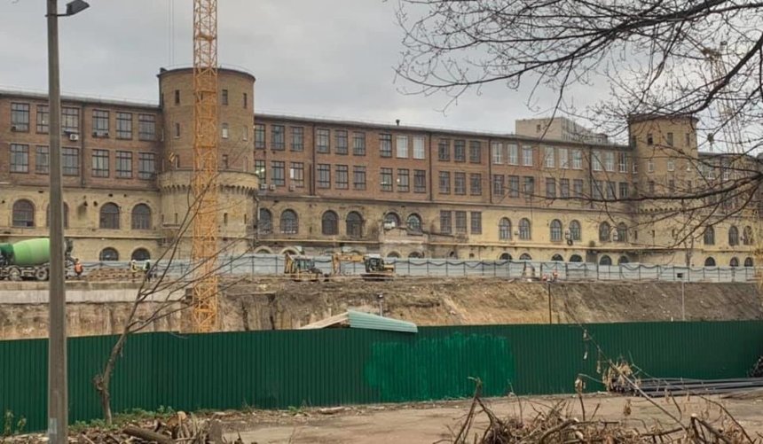 Возле «Арсенальной» стали видны башни завода после сноса старого здания