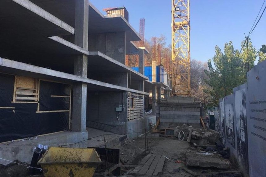 Скандальный отель на Андреевском: КГГА обжалует разрешение суда на возобновление строительства