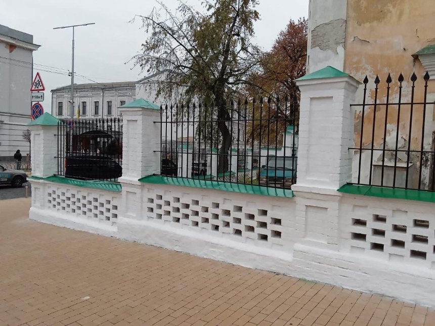 «Памятник национального значения»: на Подоле отреставрировали ограду Покровской церкви