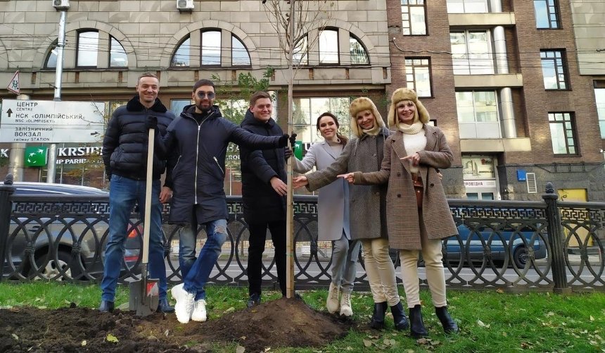 Украинские артисты высадили черные тополя в центре Киева