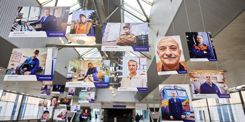 На Центральном вокзале Киева открыли фотовыставку «Обличчя залізниці»