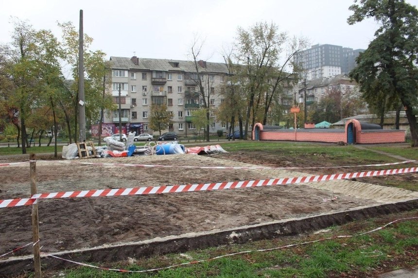 У Дарницкого вокзала начали реконструировать парк: что там будет