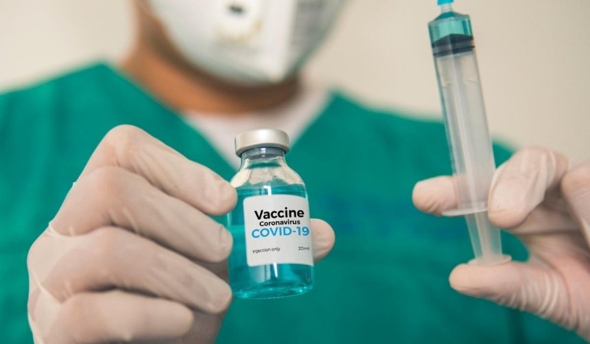 Pfizer и BioNTech подали запрос на регистрацию своей вакцины от COVID-19: что дальше