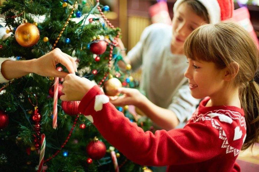 Без родителей и гостей: как пройдут новогодние праздники в столичных детсадах и школах