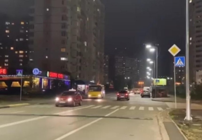 В Киеве на Позняках установили новое освещение 