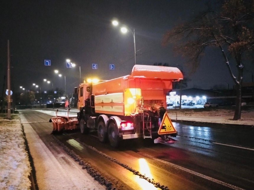 Коммунальщики всю ночь убирали снег на столичных улицах