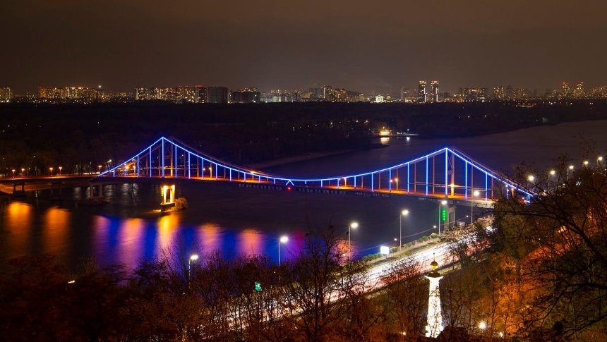 День борьбы с пневмонией: столичные мосты подсветили синим