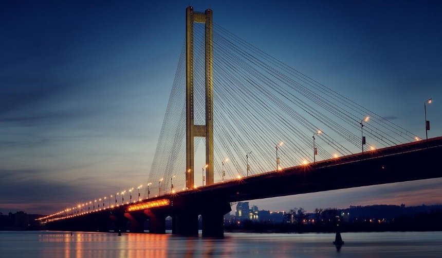 Киевские мосты начали обрабатывать против гололеда