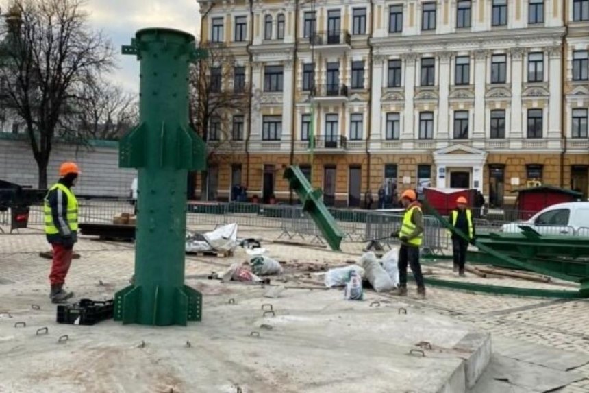 На Софийской площади начали монтаж главной елки страны