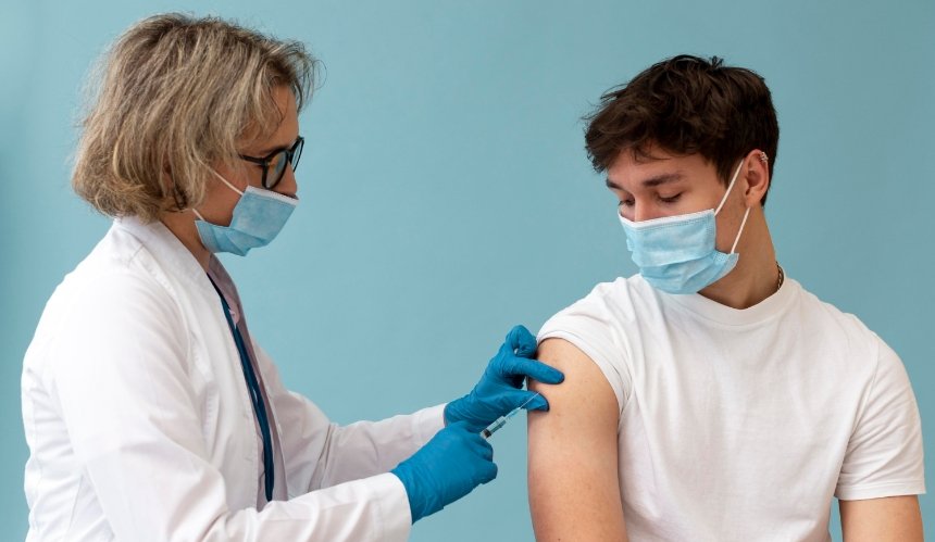 Когда в Украине станет доступной бустерная доза вакцины от COVID-19