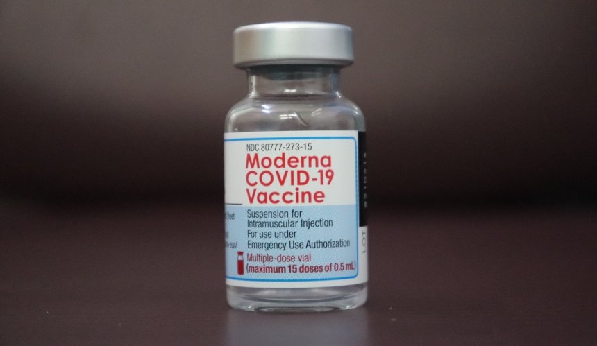 Во Франции вакцину Moderna не рекомендуют людям младше 30 лет
