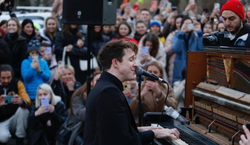 Стивен Ридли после третьего переноса концерта в Киеве выступил в парке Шевченко: видео